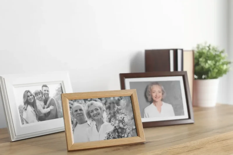 Foto de familia impresa de manera online en MHcopy se muestra en una mesa de madera