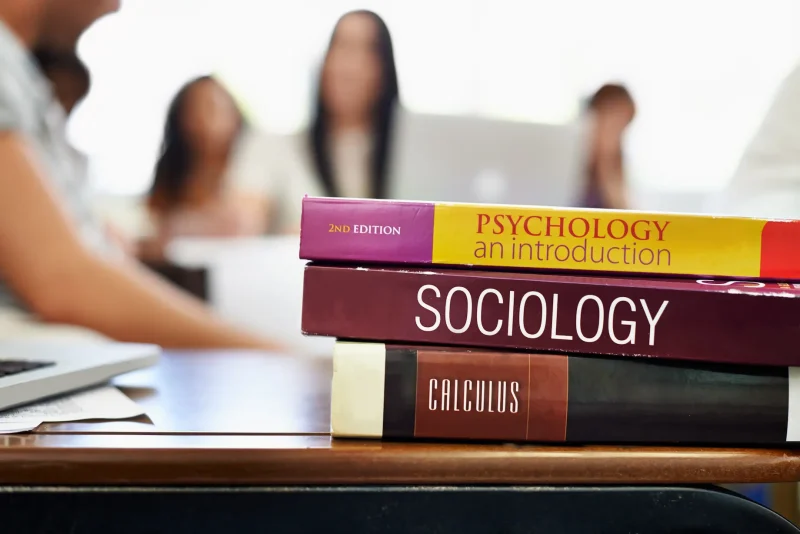 Libros de un estudiante preparando la tesis que va a imprimir en Mhcopy