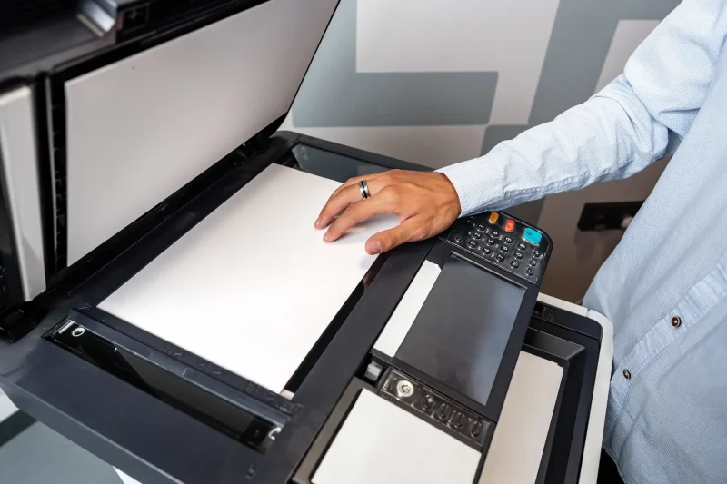 hombre irreconocible utilizando impresora con papel A3 de MHCOPY